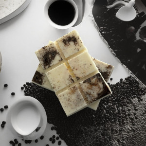 Café des Isles scented wax melts create a cozy and warm atmosphere with a gourmet coffee aroma.