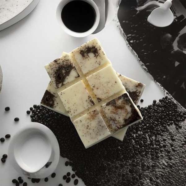 Café des Isles scented wax melts create a cozy and warm atmosphere with a gourmet coffee aroma.