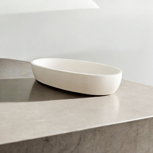 Bol ovale en résine blanche au design épuré, objet décoratif minimaliste pour intérieur contemporain