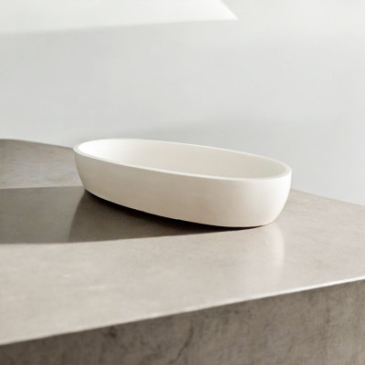 Bol ovale en résine blanche au design épuré, objet décoratif minimaliste pour intérieur contemporain
