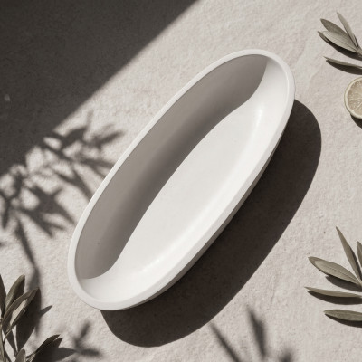 Bol décoratif ovale en résine blanche finition mate, idéal pour composition bougies ou décoration zen