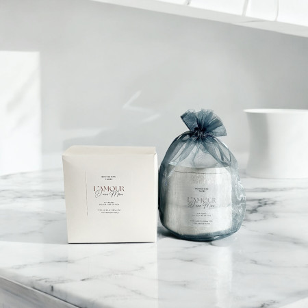 Bougie parfumée avec couvercle Lys Blanc « L’AMOUR D’UNE MÈRE » Bougie parfumée avec couvercle Lys Blanc « L’AMOUR D’UNE MÈRE »
