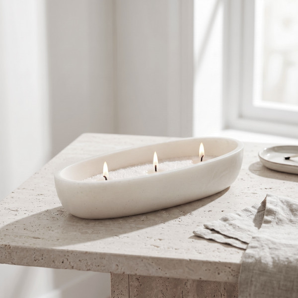 Bol ovale en résine blanche dans un intérieur lumineux, décoration minimaliste chic et apaisante