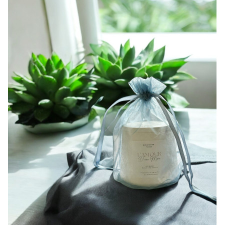 Bougie parfumée avec couvercle Lys Blanc « L’AMOUR D’UNE MÈRE » Bougie parfumée avec couvercle Lys Blanc « L’AMOUR D’UNE MÈRE »