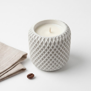 Minimalist white scented candle with an elegant texture and handcrafted vegetable wax 2